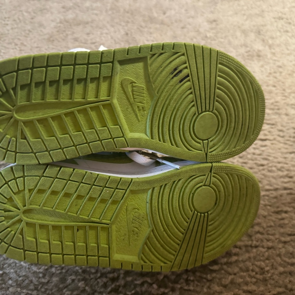 Jordan’s mids. Pathon light green look